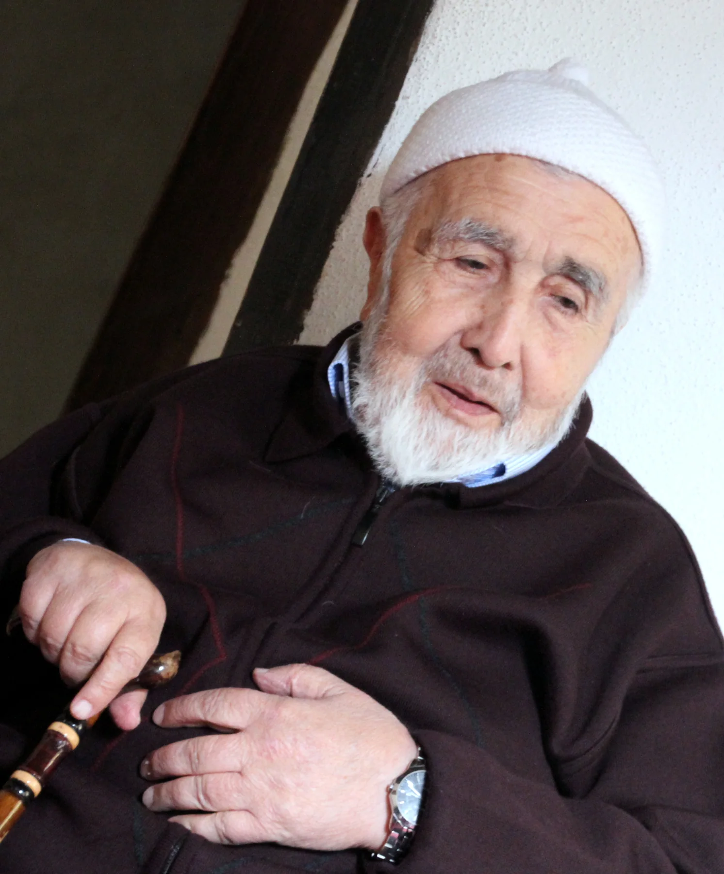Kasım Baba tek başına arşiv portresi
